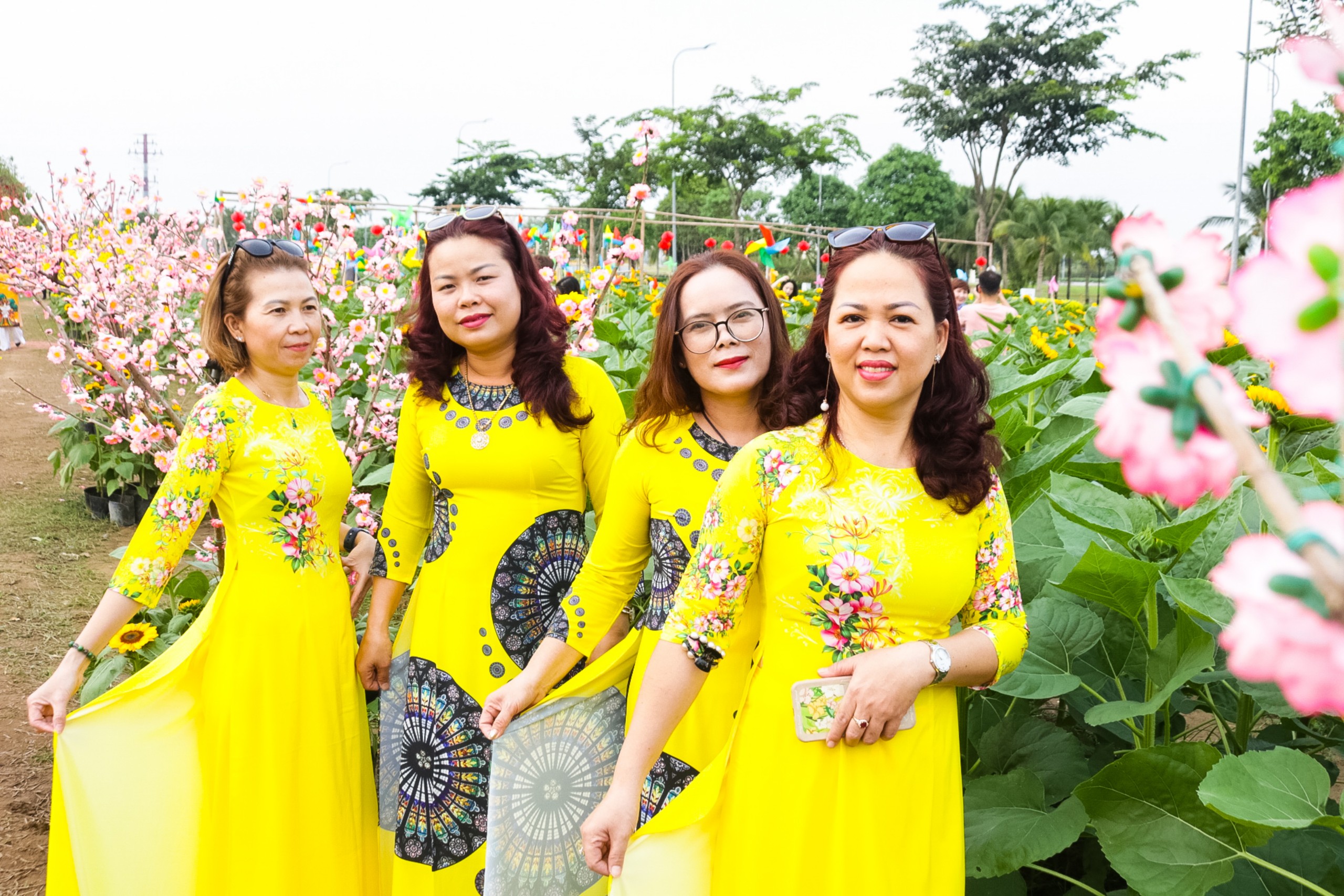 Người Sài Gòn xúng xính váy áo chụp ảnh đầu năm mới - 1