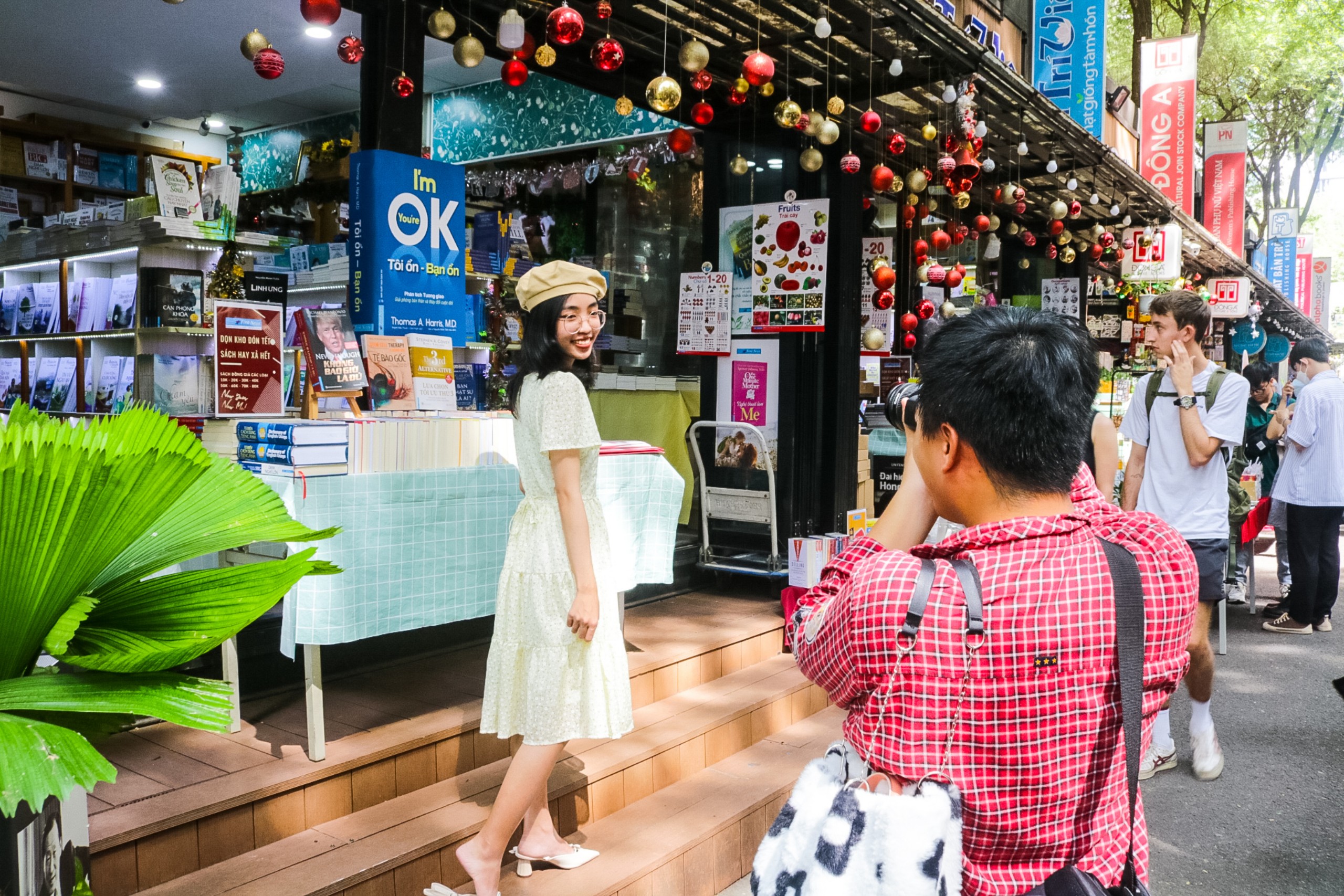 Người Sài Gòn xúng xính váy áo chụp ảnh đầu năm mới - 12