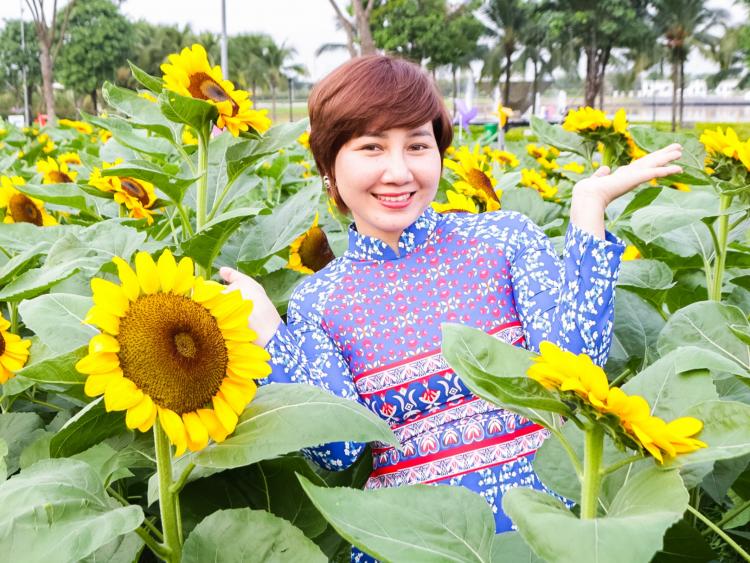 Người Sài Gòn xúng xính váy áo chụp ảnh đầu năm mới