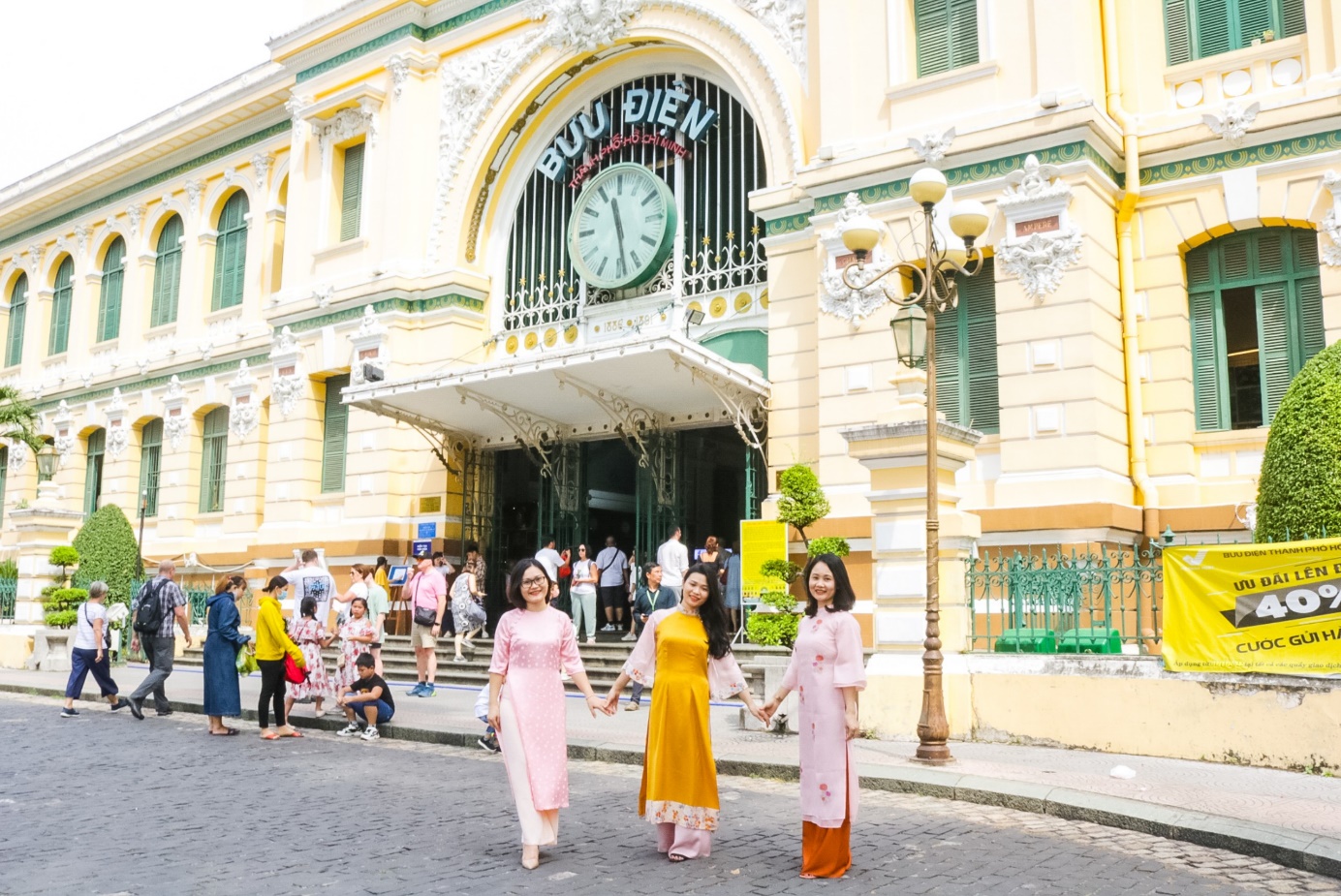 Người Sài Gòn xúng xính váy áo chụp ảnh đầu năm mới - 6