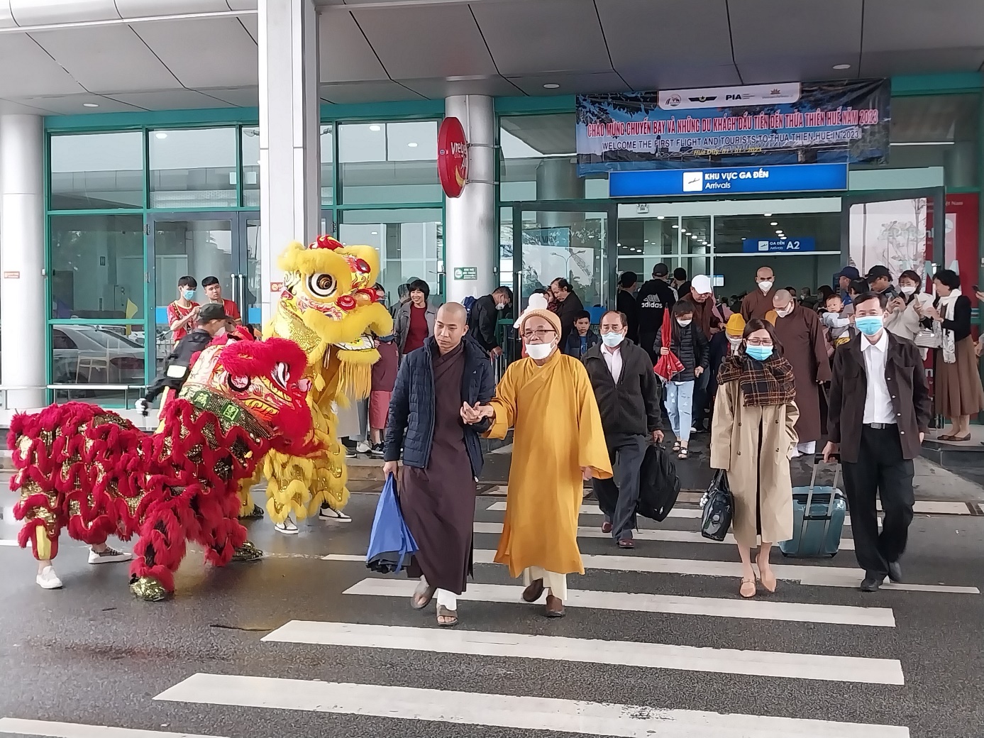 Chào đón những du khách đầu tiên đến Thừa Thiên Huế năm 2023 - 5