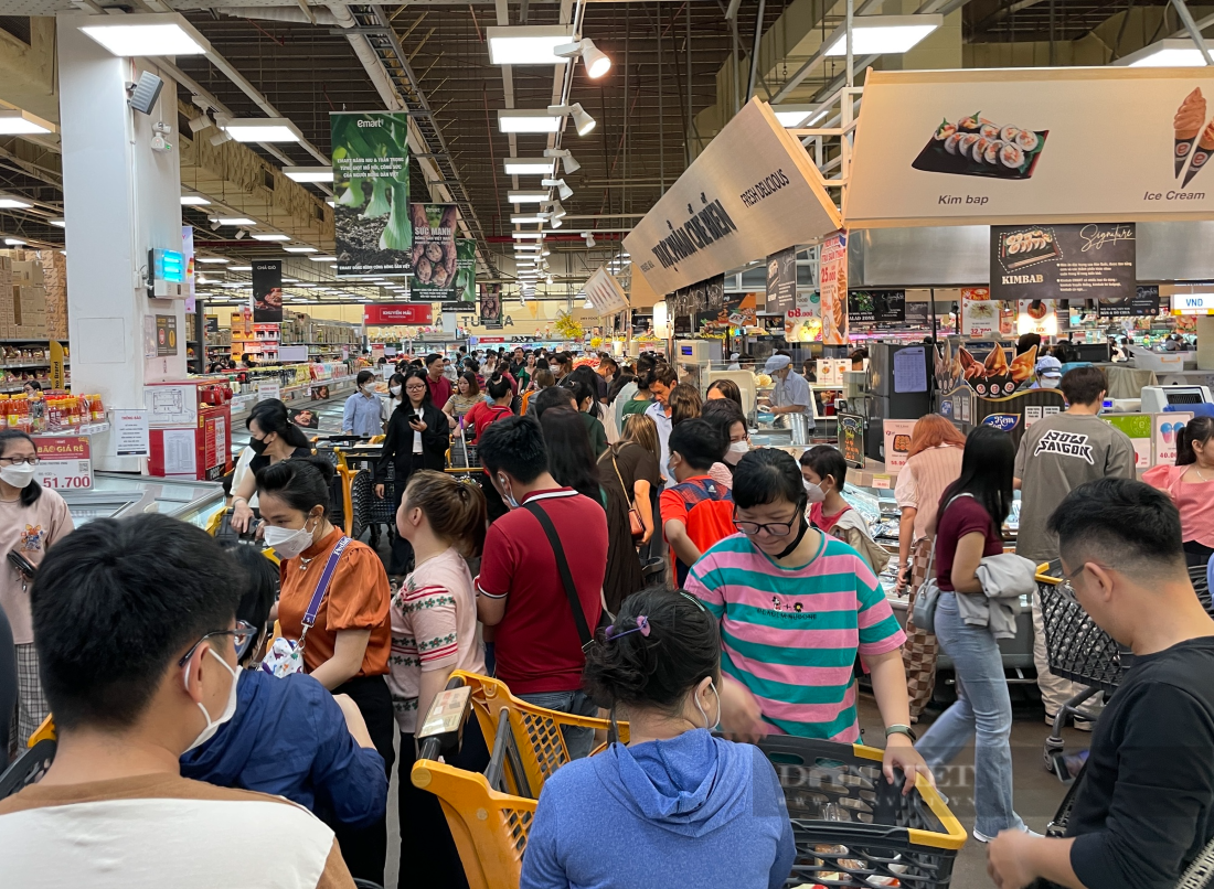 Người Sài Gòn mua sắm Tết, siêu thị chen chân không lọt - 1