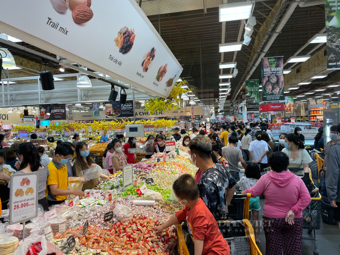 Người Sài Gòn mua sắm Tết, siêu thị chen chân không lọt - 2