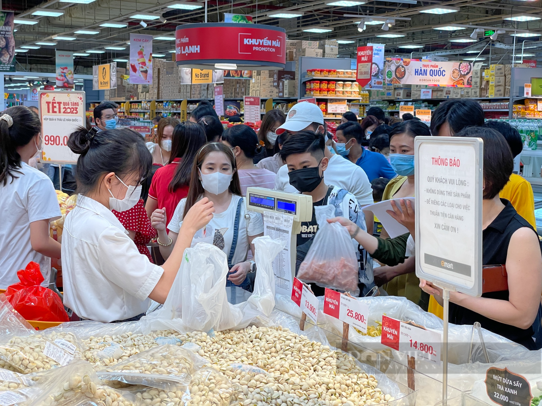 Người Sài Gòn mua sắm Tết, siêu thị chen chân không lọt - 3