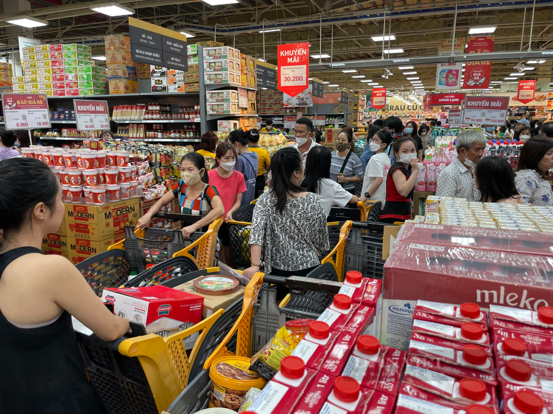 Người Sài Gòn mua sắm Tết, siêu thị chen chân không lọt - 4