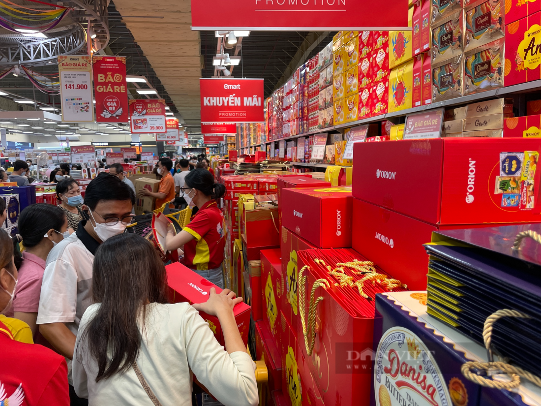 Người Sài Gòn mua sắm Tết, siêu thị chen chân không lọt - 5