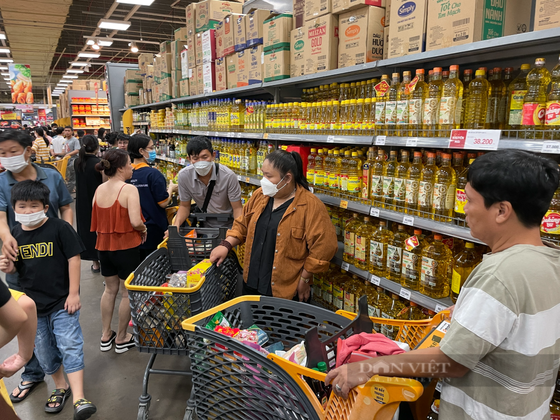 Người Sài Gòn mua sắm Tết, siêu thị chen chân không lọt - 6