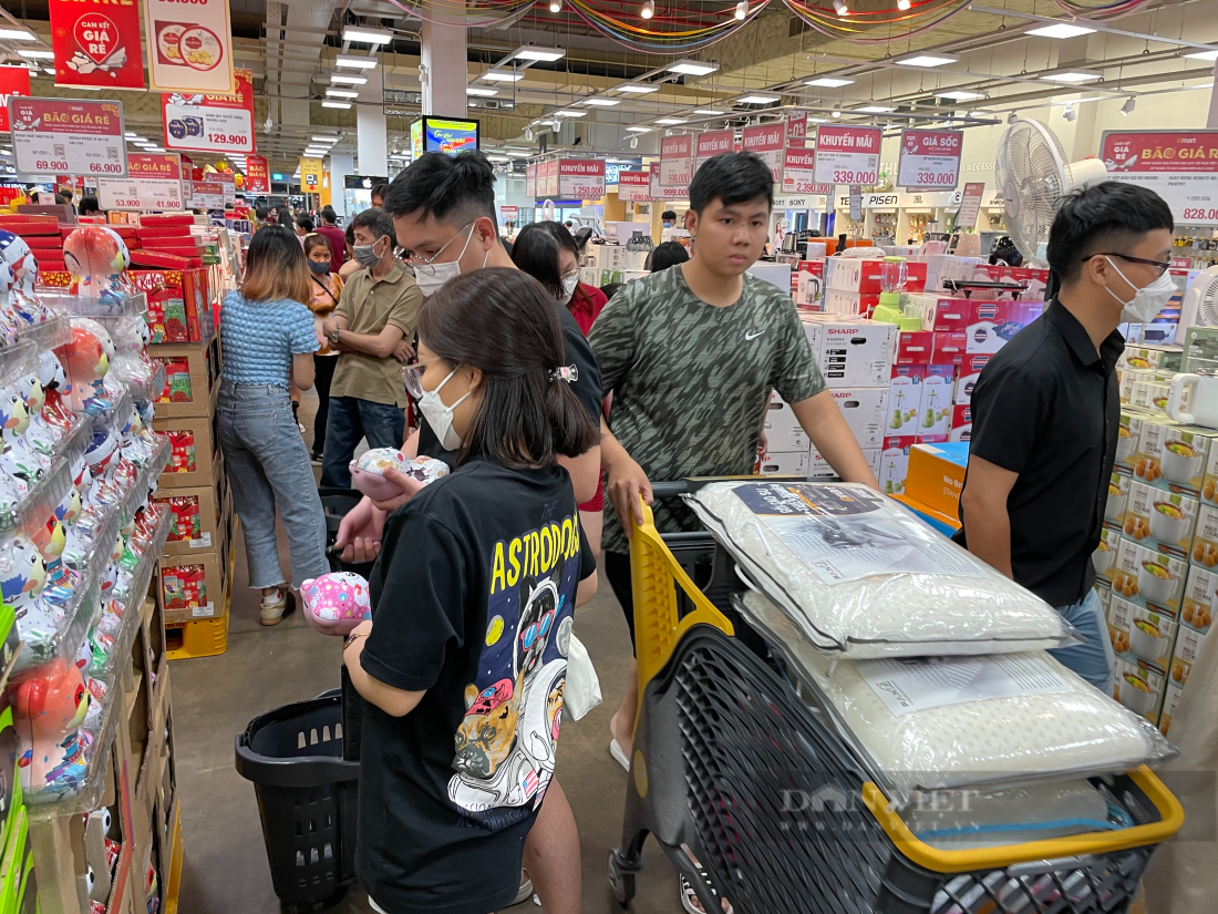 Người Sài Gòn mua sắm Tết, siêu thị chen chân không lọt - 8