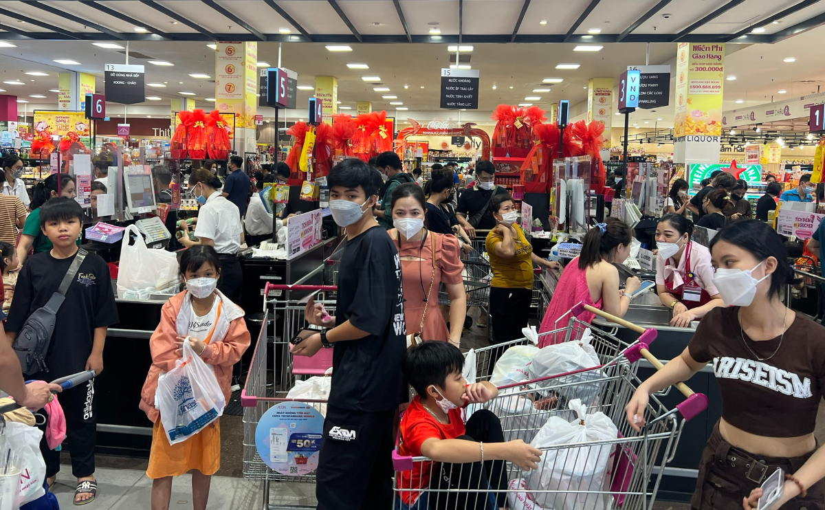 Người Sài Gòn mua sắm Tết, siêu thị chen chân không lọt - 9