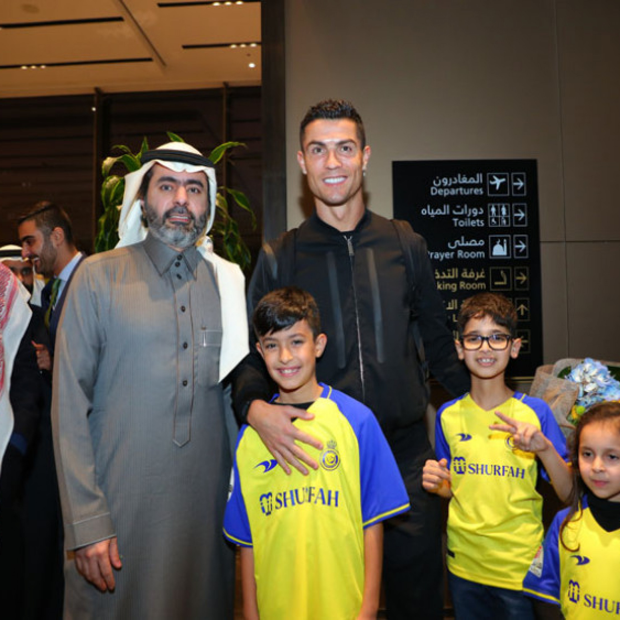 Thể thao - Hình ảnh mới nhất Ronaldo tại Saudi Arabia: Rạng rỡ hơn tài tử, fan &quot;truy đuổi&quot; như phim