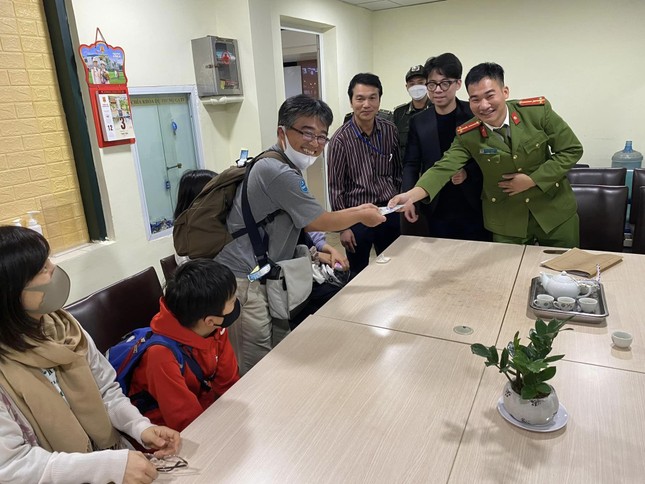 Gia đình khách Nhật nhận lại được tiền bị taxi dù ‘chặt chém’ tại Nội Bài - 1