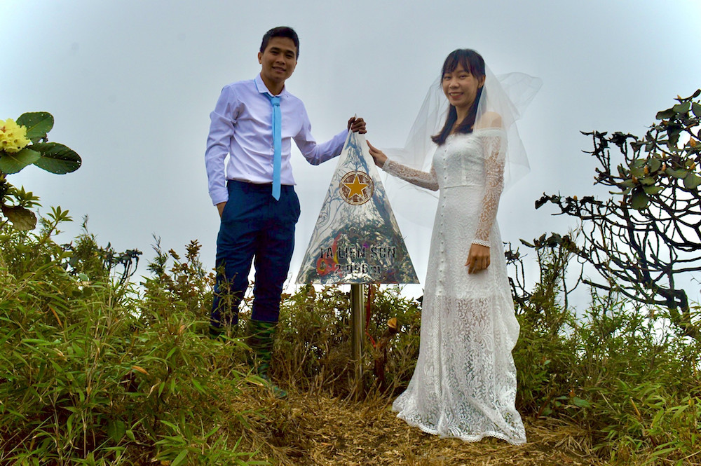 Cặp đôi chinh phục 12 đỉnh núi cao nhất Việt Nam, chụp ảnh cưới độc lạ - 8