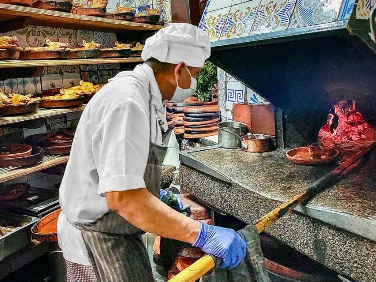 Có gì trong nhà hàng lâu đời nhất trái đất, bếp lò đỏ lửa suốt 300 năm?