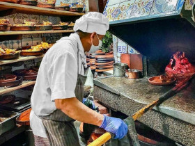 Có gì trong nhà hàng lâu đời nhất trái đất, bếp lò đỏ lửa suốt 300 năm?