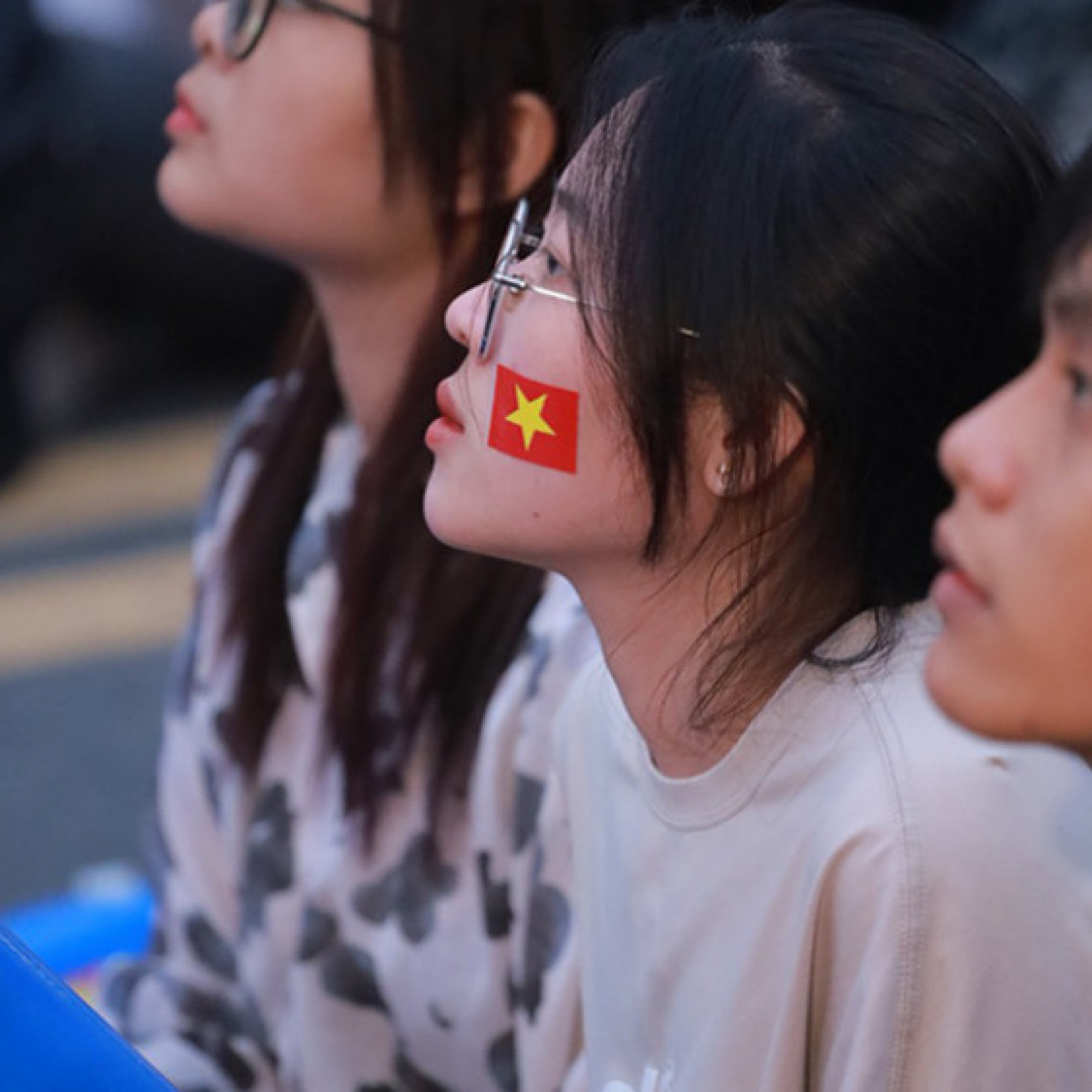 Thể thao - Fan nữ xinh &quot;đặt cửa&quot; ĐT Việt Nam vào chung kết dù hòa Indonesia trận lượt đi