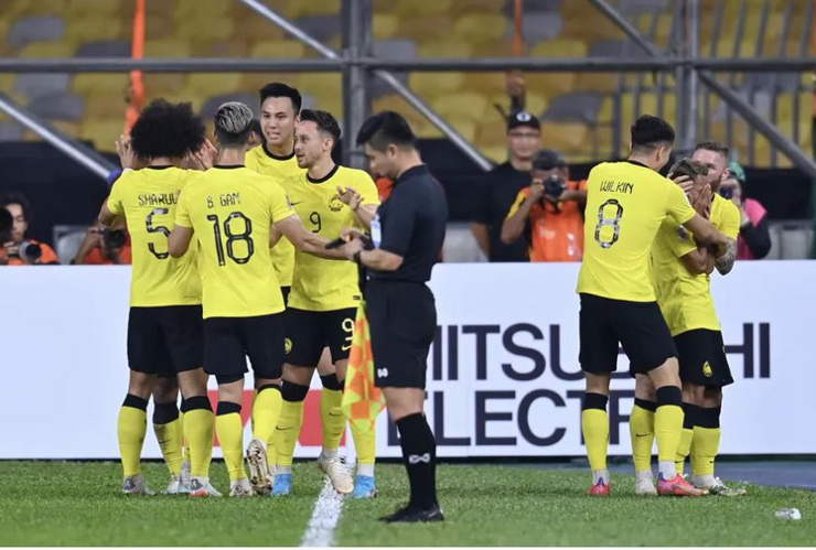 Báo Thái Lan chê đội nhà &#34;chân gỗ&#34;, biết ơn trọng tài vì thoát bàn thua thứ 2 - 1