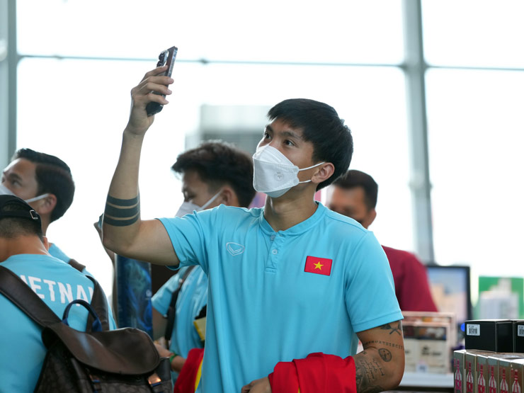 Cảnh sát Indonesia hộ tống ĐT Việt Nam ra tận sân bay, lên đường về nước - 8