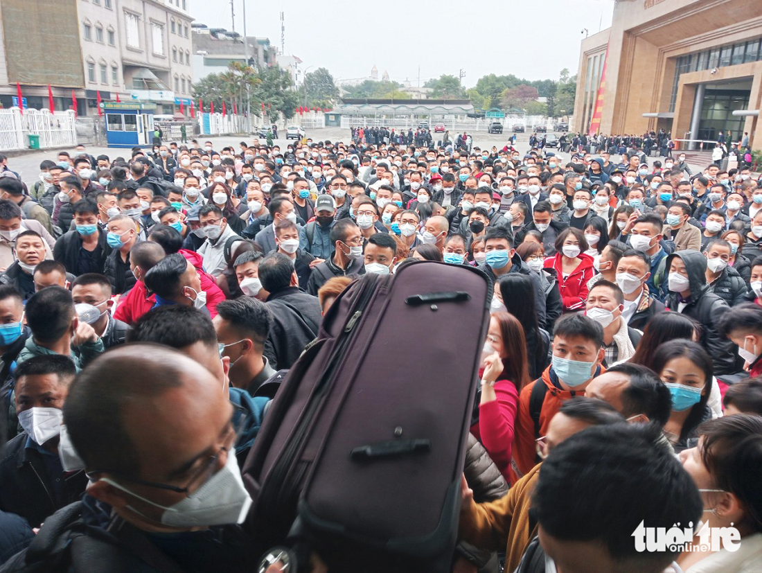 Hàng ngàn người Trung Quốc đổ về cửa khẩu quốc tế Móng Cái chờ hồi hương - 1