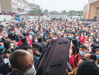 Chuyển động - Hàng ngàn người Trung Quốc đổ về cửa khẩu quốc tế Móng Cái chờ hồi hương