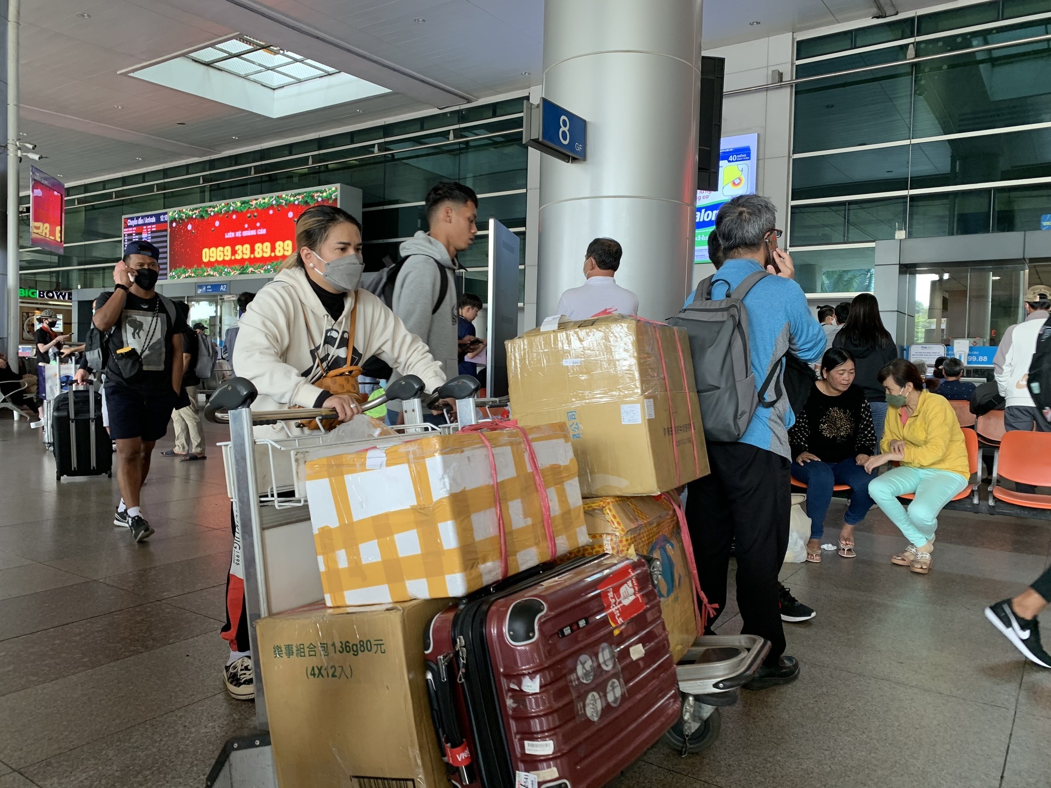 Trung Quốc mở cửa, sân bay Tân Sơn Nhất đón lượng khách kỷ lục - 1
