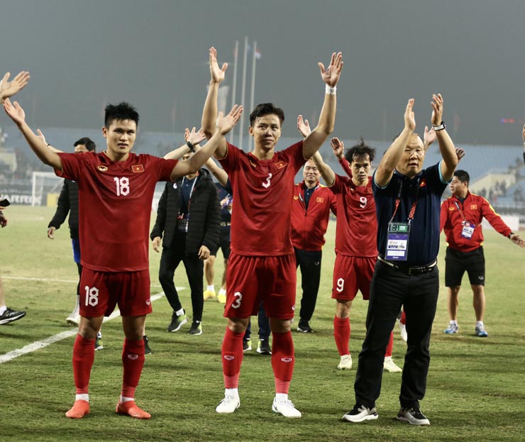 ĐT Việt Nam vỡ òa ăn mừng vào chung kết AFF Cup, vinh danh Tiến Linh - Văn Lâm - 8