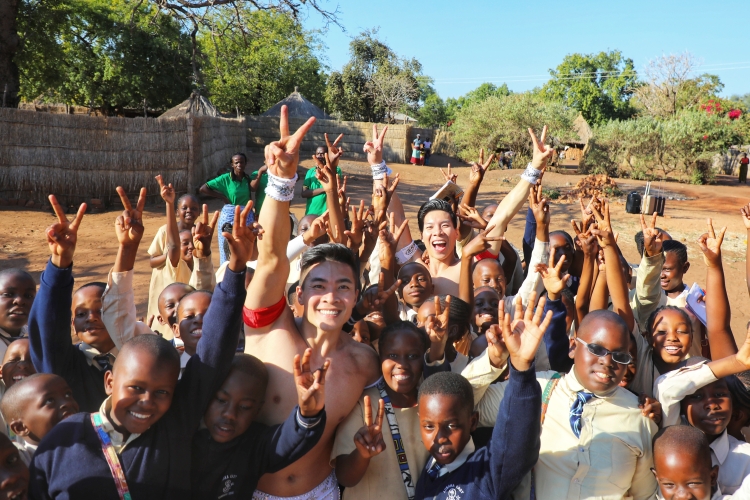 Quốc Cơ - Quốc Nghiệp trải lòng về chuyến lưu diễn 'trầy da tróc vảy' ở Châu Phi - 13