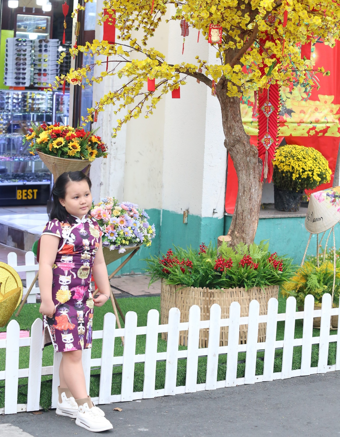 Bạn trẻ TPHCM diện áo dài rực rỡ chụp ảnh trước chợ Bến Thành - 10
