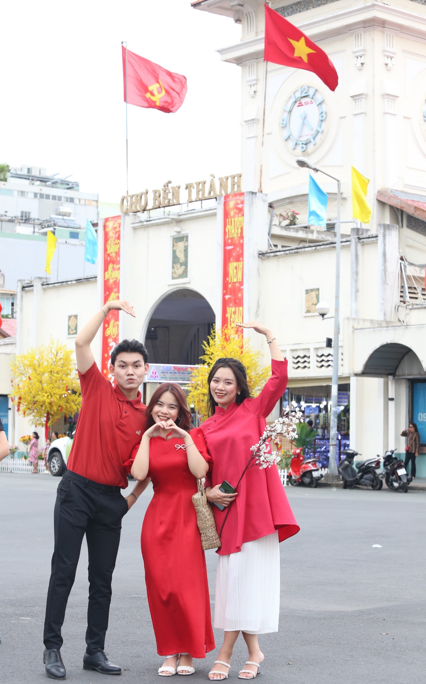 Bạn trẻ TPHCM diện áo dài rực rỡ chụp ảnh trước chợ Bến Thành - 3