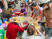 Cá chép ế, xôi chè, mâm cúng đắt hàng trong ngày đưa ông Táo về trời