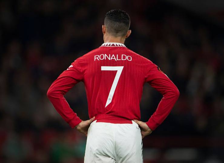 Huyền thoại MU Cantona chê Ronaldo ảo tưởng, &#34;nghiện&#34; gym không thể cứu sự nghiệp - 3