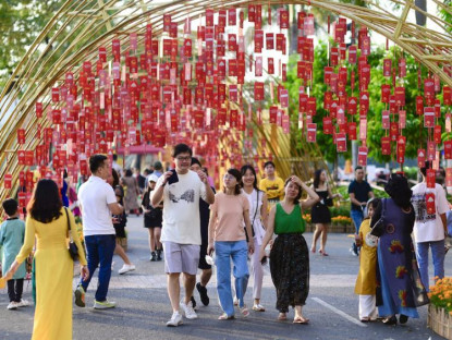 Lễ hội - Chưa khai mạc, đường hoa Phú Mỹ Hưng đã hút khách