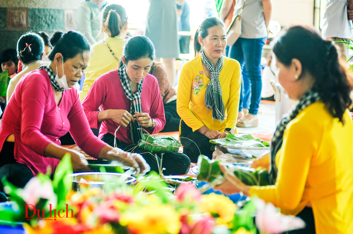 Người  dân TP.HCM gói hơn 2.000 đòn bánh tét tại Đền tưởng niệm vua Hùng - 8