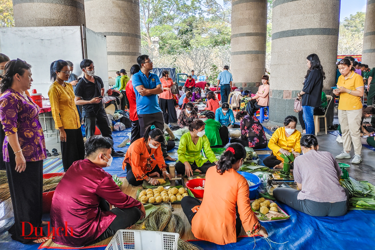 Người  dân TP.HCM gói hơn 2.000 đòn bánh tét tại Đền tưởng niệm vua Hùng - 2