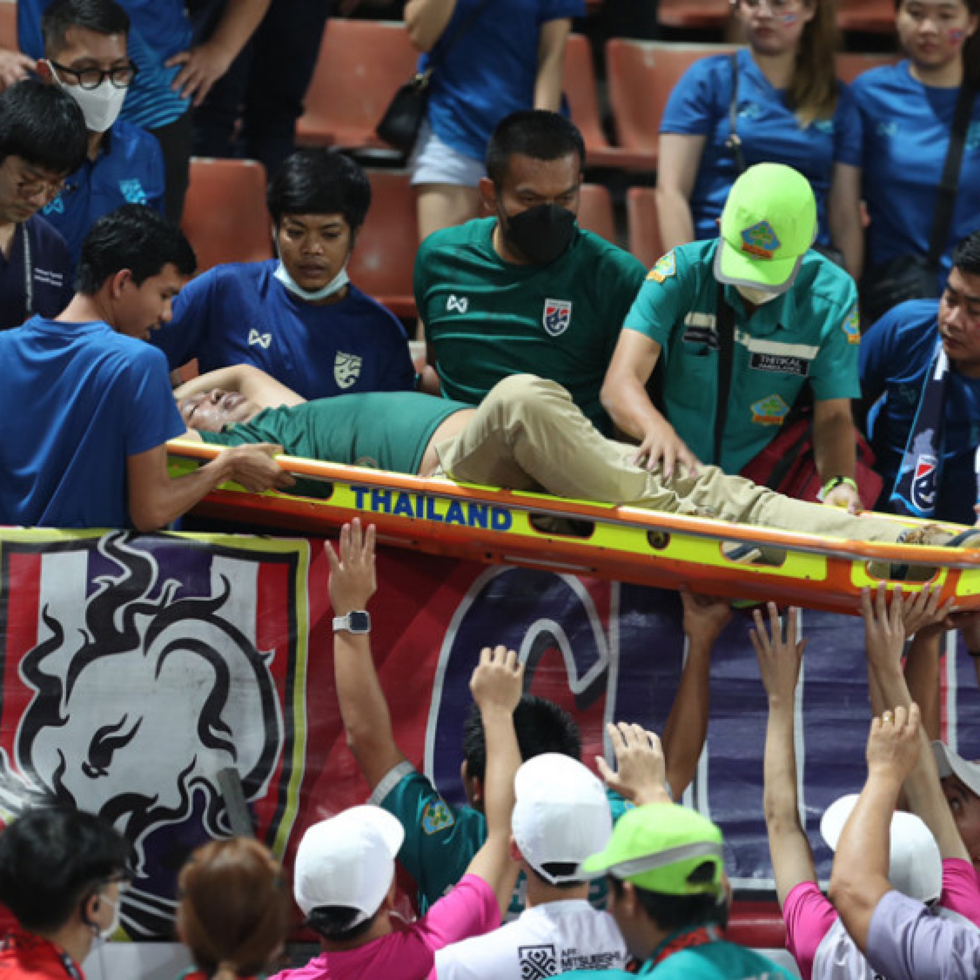 Thể thao - Chung kết AFF Cup quá &quot;nóng&quot;: CĐV Thái Lan đột quỵ, phải cấp cứu khẩn cấp