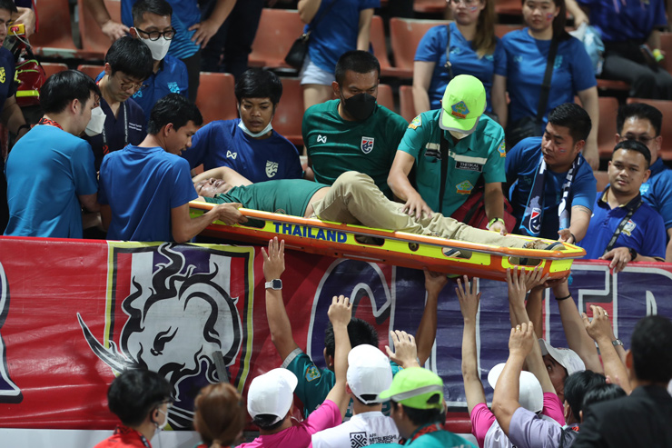 Chung kết AFF Cup quá &#34;nóng&#34;: CĐV Thái Lan đột quỵ, phải cấp cứu khẩn cấp - 6