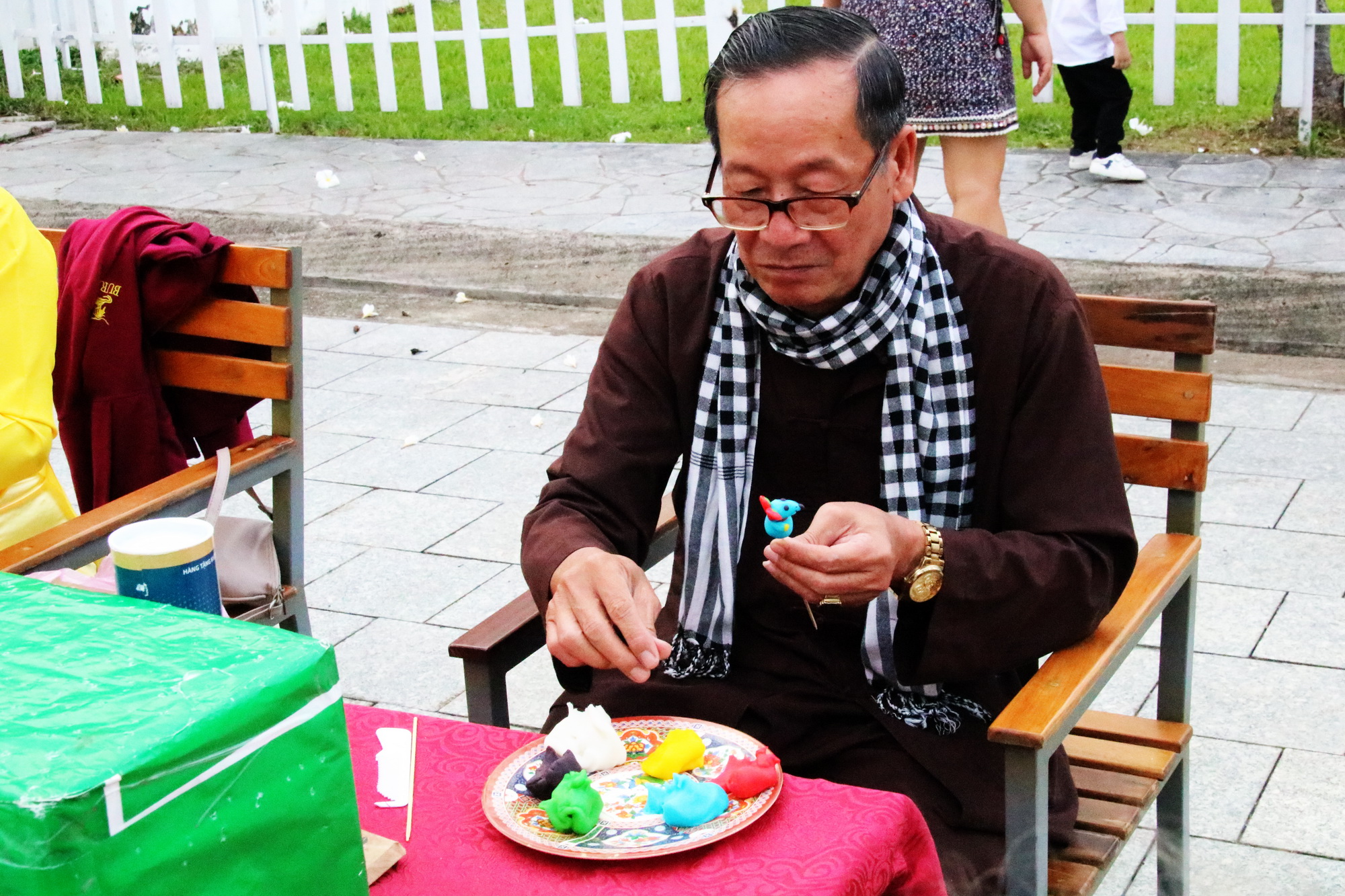 Người Nha Trang cùng khách du lịch trổ tài gói bánh tét suốt mùa Tết - 4