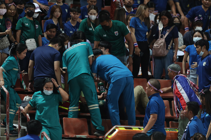 Chung kết AFF Cup quá &#34;nóng&#34;: CĐV Thái Lan đột quỵ, phải cấp cứu khẩn cấp - 2