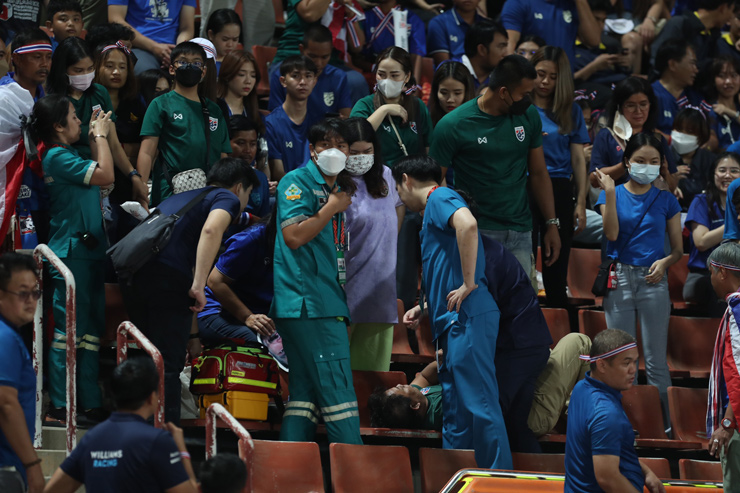 Chung kết AFF Cup quá &#34;nóng&#34;: CĐV Thái Lan đột quỵ, phải cấp cứu khẩn cấp - 3
