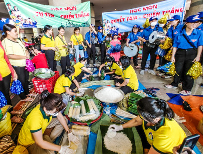 Tin trong nước - Người  dân TP.HCM gói hơn 2.000 đòn bánh tét tại Đền tưởng niệm vua Hùng
