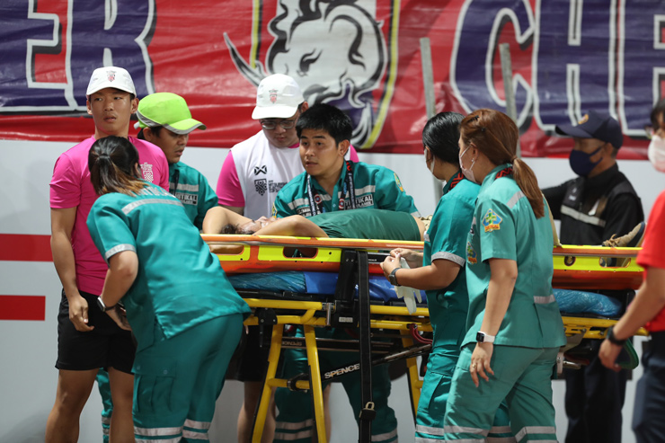 Chung kết AFF Cup quá &#34;nóng&#34;: CĐV Thái Lan đột quỵ, phải cấp cứu khẩn cấp - 7