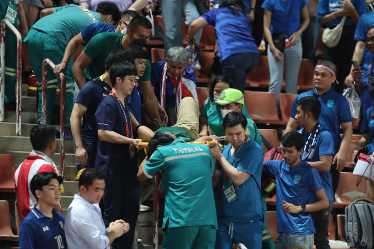 Chung kết AFF Cup quá &#34;nóng&#34;: CĐV Thái Lan đột quỵ, phải cấp cứu khẩn cấp - 5