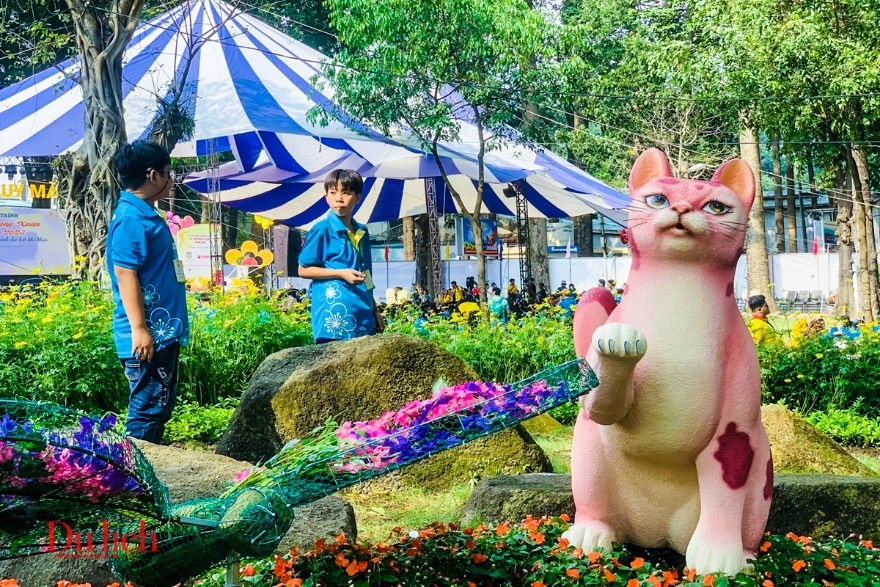 Gia đình mèo đón Tết sớm cùng trăm hoa đua sắc tại công viên Tao Đàn - 11
