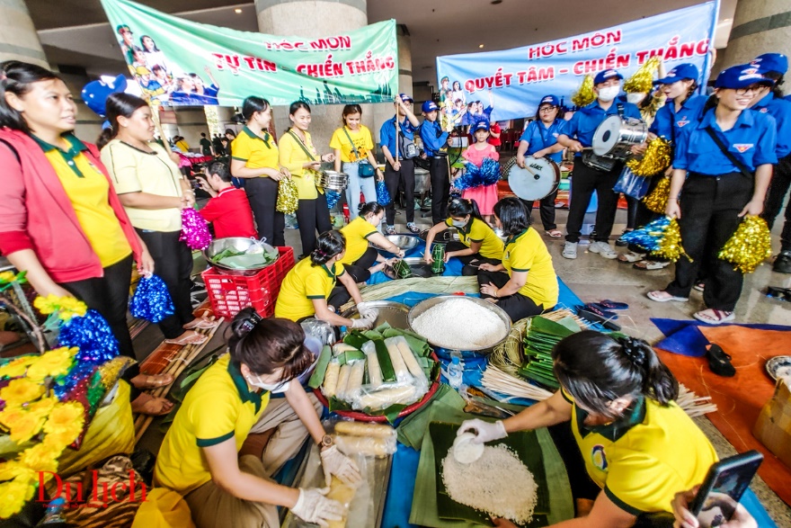 Người  dân TP.HCM gói hơn 2.000 đòn bánh tét tại Đền tưởng niệm vua Hùng - 1