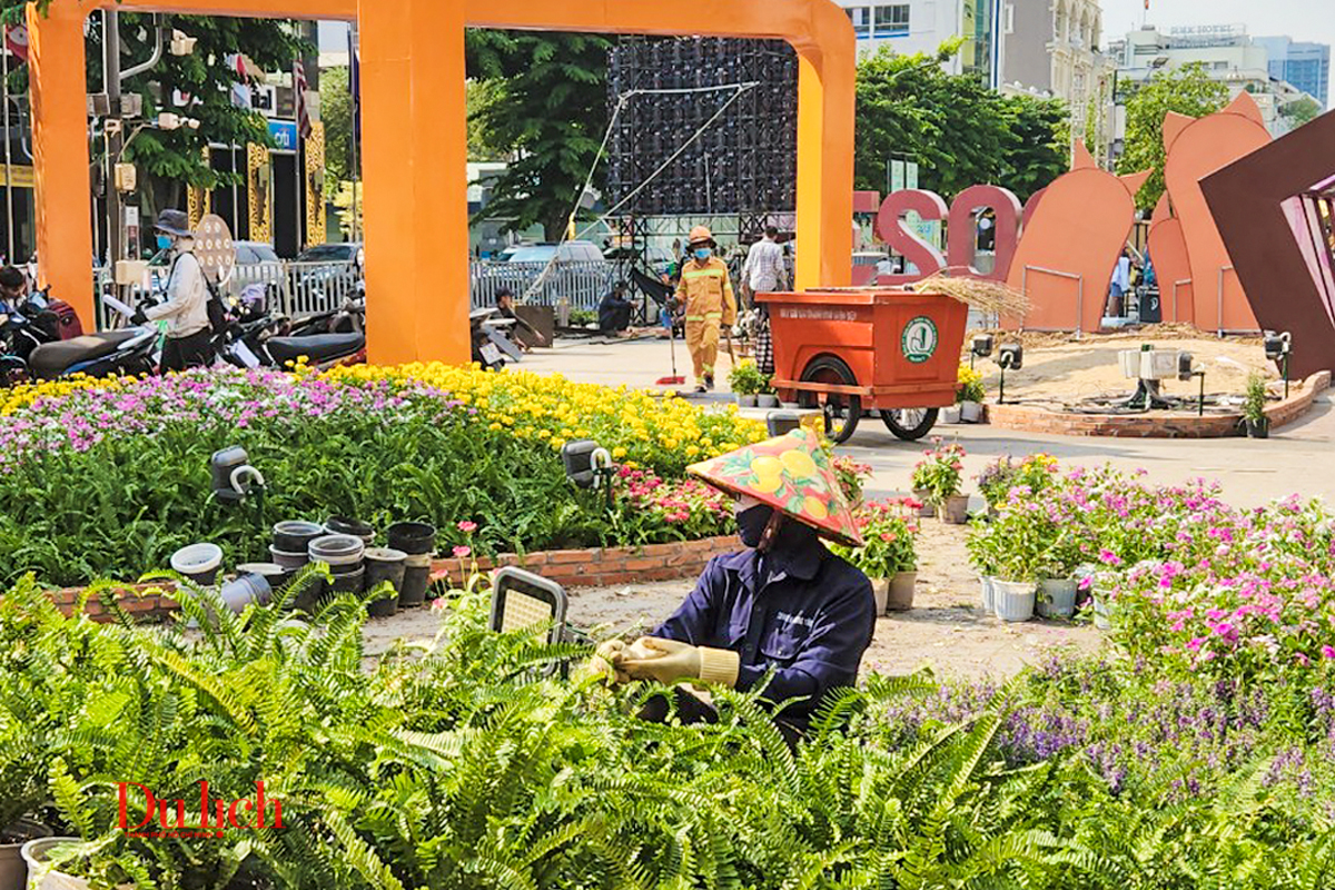 Công nhân chạy đua thi công Đường hoa Nguyễn Huệ trước giờ mở cửa - 6