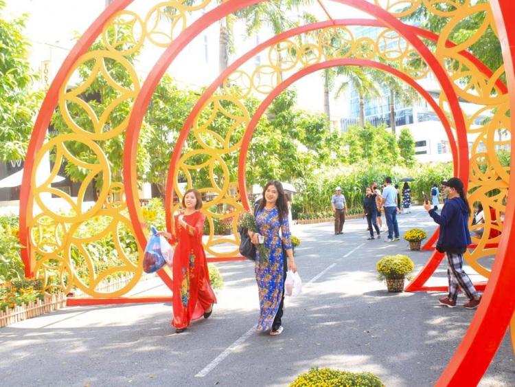 Đường hoa ‘nhà giàu’ Phú Mỹ Hưng Tết Quý Mão 2023 có gì?