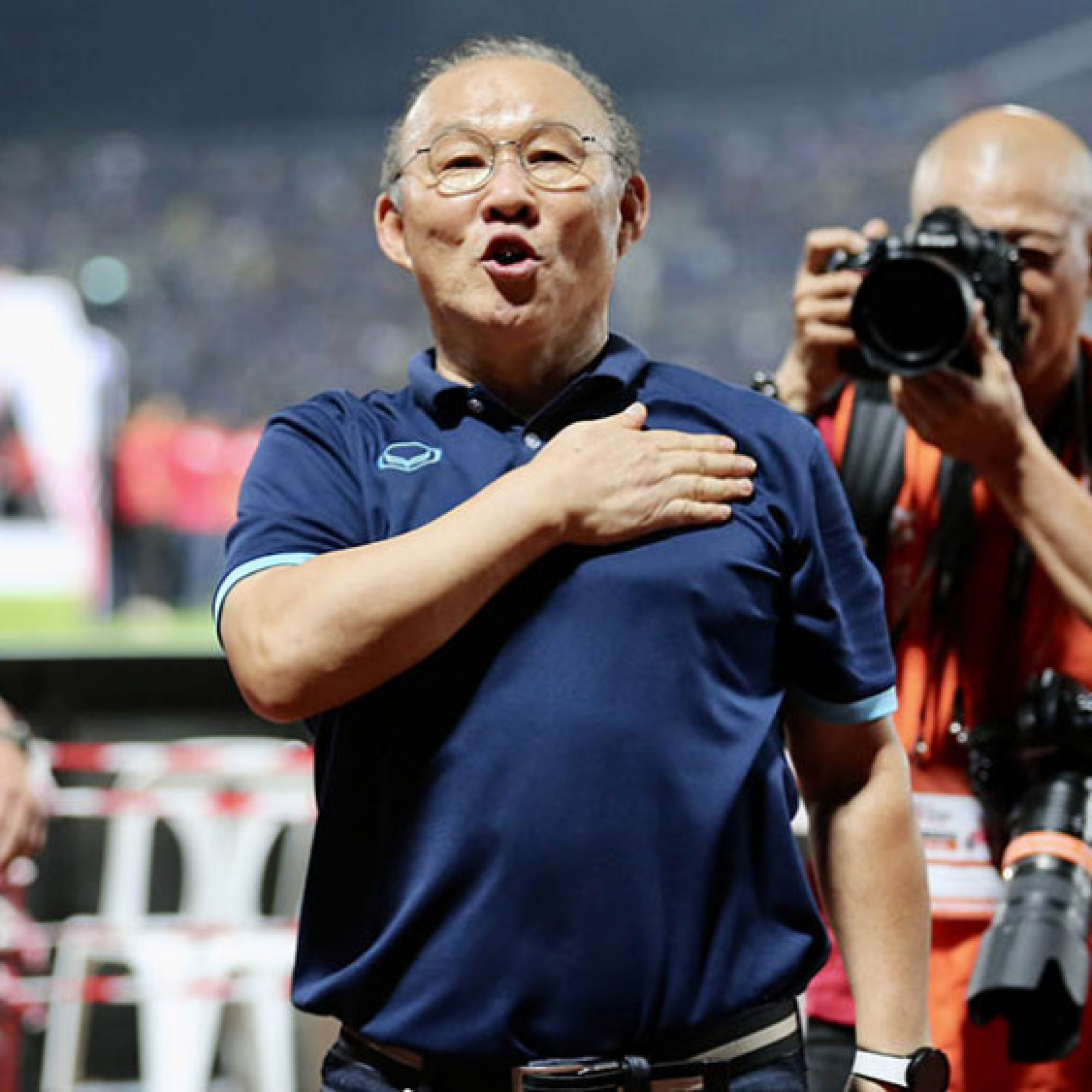 Thể thao - Khoảnh khắc xúc động của thầy Park: Một mình tri ân CĐV Việt Nam, fan Thái vỗ tay
