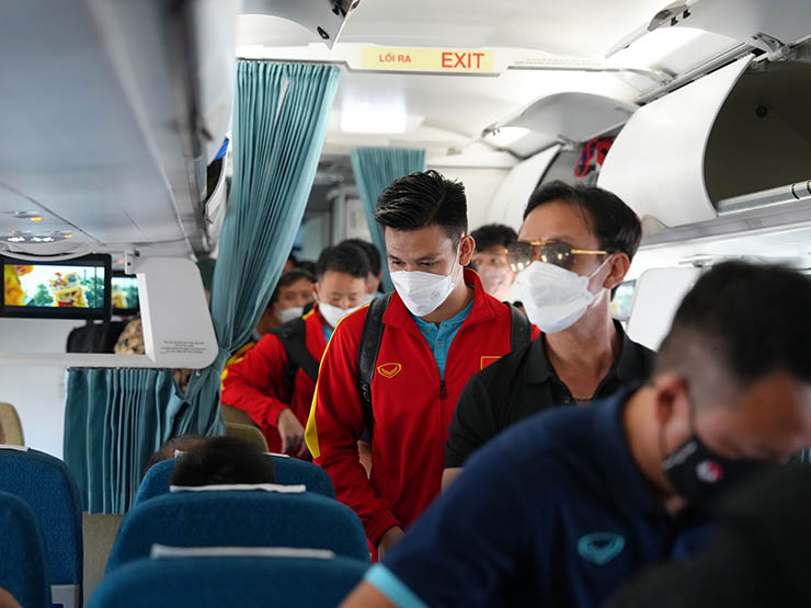 ĐT Việt Nam đã về nước sau AFF Cup 2022, được hàng dài CĐV chào đón - 1