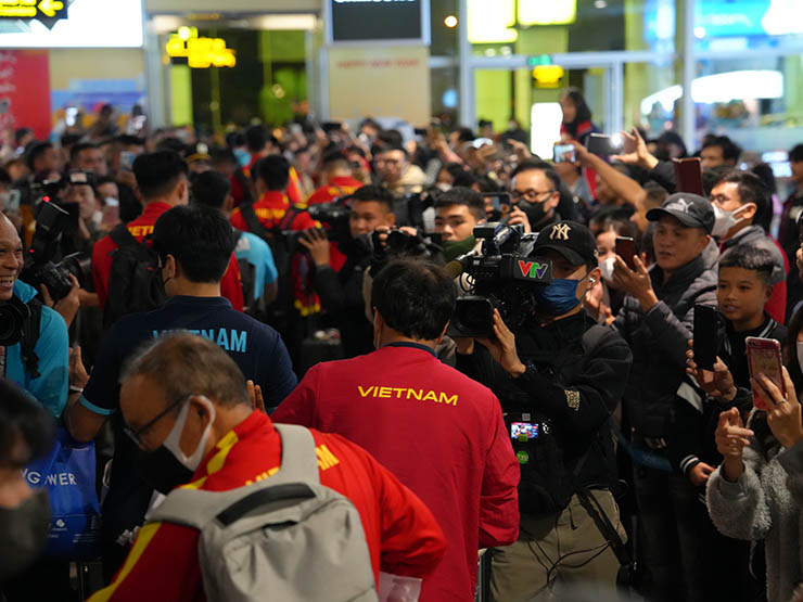ĐT Việt Nam đã về nước sau AFF Cup 2022, được hàng dài CĐV chào đón - 8