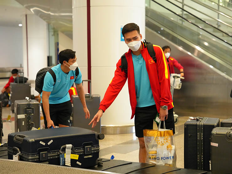 ĐT Việt Nam đã về nước sau AFF Cup 2022, được hàng dài CĐV chào đón - 5