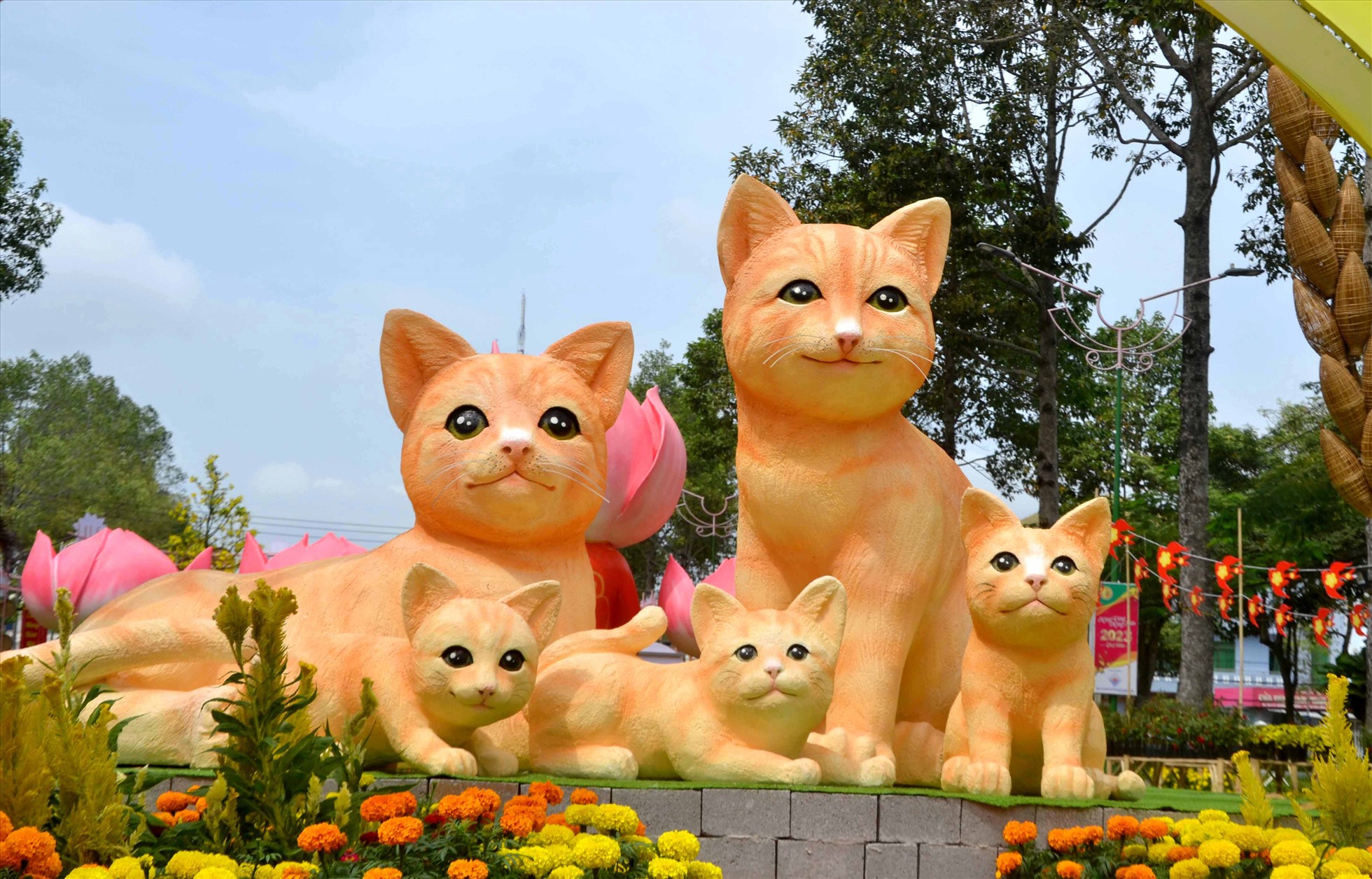 365 sắc thái linh vật mèo tại đường hoa Xuân Đồng Tháp - 6